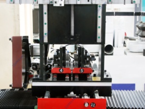 Le tour à bois CNC multifonctionnel 1530 est livré avec 7 outils et peut être utilisé pour la fabrication de diverses pièces de meubles, fabriqué en Chine - Product Image 5