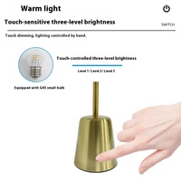 Lampe de table LED de style moderne avec abat-jour ovale en tissu plissé, design simple, alimentée par batterie, corps en fer pour chambre à coucher