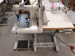 Máquina de coser industrial de punto de cadeneta doble con alimentación de brazo JUKl usada - Product Image 5