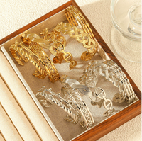 Bracelet ouvert en forme de cœur et de fleur en acier inoxydable plaqué or de style européen et américain