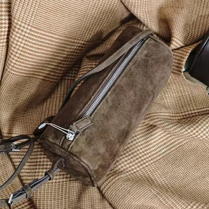 กระเป๋าหนังกลับแท้ทรงกระบอกสุดหรู ดีไซน์กะทัดรัดและมีสไตล์ สีน้ำตาลกาแฟ สำหรับผู้หญิง - Product Image 1