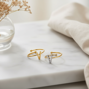 Anello alla Moda con Lettera V in Acciaio Inossidabile Placcato Oro, Gioiello Unisex da Regalo - Product Image 2