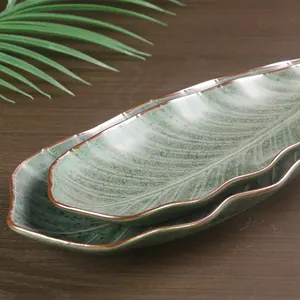 Piatto di foglia di ceramica verde di bambù stoviglie da ristorante all'ingrosso piatto di sushi in porcellana irregolare personalizzato vassoio per alimenti infrangibile