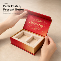 Boîte cadeau à fermeture magnétique rouge et or avec logo personnalisé, impression sur le couvercle intérieur et motif flocon de neige et feu d'artifice pour emballage de vente au détail