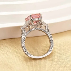 Anillo de Compromiso Clásico de Tres Piedras con Corte Radiante de Diamante Rosa Moissanite Chapado en Oro sobre Plata 925, Halo Oculto de Diamantes Blancos para Mujer - Product Image 3