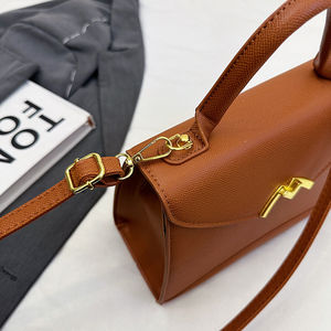 กระเป๋าสะพายข้าง PU เรียบง่าย ทนทาน ซับในโพลีเอสเตอร์ รุ่นใหม่ปี 2025 กระเป๋าถือทรงสี่เหลี่ยมเล็กสำหรับผู้หญิง ใช้ได้ทุกวัน หรูหรา พกพาสะดวก - Product Image 4