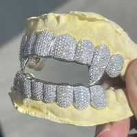 Couvre-dents personnalisés haut de gamme en argent S925 plaqué rhodium, avec logo, coupe classique Cœurs et Flèches, entièrement sertis de Moissanite, unisexe