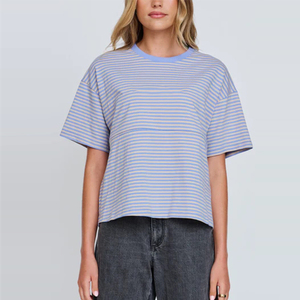 T-shirt da allattamento personalizzabile da donna, riciclabile, con spalle scese, oversize, a righe, in cotone rilassato, con logo personalizzato, per maternità - Product Image 2