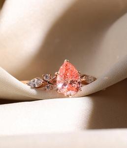 Anillo de Oro con Diamante Cultivado en Laboratorio de Corte Brillante en Forma de Pera de Alta Calidad, Diseño Elegante en Oro Sólido, Joyería de Compromiso y Boda para Mujer - Product Image 3