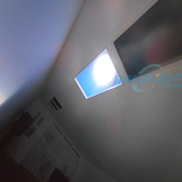 Panneau de plafond LED d'intérieur, fenêtre en fausse lucarne avec lumière artificielle du soleil, effet lumière du jour