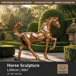 Escultura de Caballo de Fibra de Vidrio con Facetas Geométricas S667, Estatua de Caballo Caminando, Decoración Moderna y Abstracta para Exteriores y Paisajes Comerciales - Product Image 1