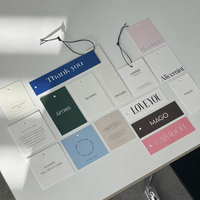 Étiquettes suspendues personnalisées de luxe écologiques pour chaussures, en papier couché, avec logo de marque, dorure et argenture, découpées à la forme