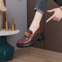 Mocassins rétro britanniques en cuir de vachette pour femme avec chaîne décorative, en peau de mouton, à enfiler, chaussures de marche jetables, amortissantes et souples