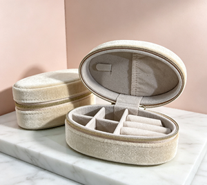 Boîte en velours blanc crème faite à la main haut de gamme avec paillettes, fermeture magnétique dorée, plusieurs compartiments, doublure en velours, petite forme ovale, élégante - Product Image 6