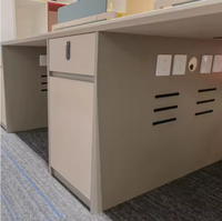 Écrans de confidentialité modernes pour bureaux commerciaux, poste de travail en métal beige, bureau modulaire pour quatre personnes