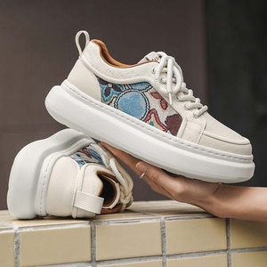Nouvelles chaussures décontractées pour hommes, chaussures à semelle épaisse brodées, polyvalentes, tendance, baskets blanches haut de gamme, chaussures à semelle souple, chaussures tendance pour hommes - Product Image 1