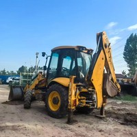 Chargeuse-pelleteuse JCB 3CX à direction intégrale, bras télescopique et attache rapide pour travaux de construction, agriculture et municipalité