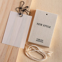 Accessoires vestimentaires avec logo personnalisé écologique Étiquette volante Étiquettes de luxe en relief Deboss Vêtements Chaussures en papier Style ficelle métallique