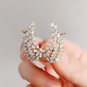 Orecchini a lobo con ali d'angelo per donna, eleganti accessori per l'uso quotidiano - Product Image 4