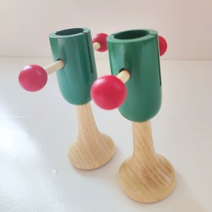 Vente en gros : Hochet à main en bois naturel vert avec tube sonore rainuré, jouet musical éducatif précoce pour la maternelle - Product Image 4