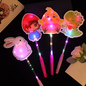 แท่งไฟเรืองแสงรูปการ์ด ของเล่นการ์ตูน วัสดุพีวีซี ของเล่นไฟ LED พกพาสำหรับเด็ก ทุกเพศ อายุ 2 ถึง 4 ปี - Product Image 4