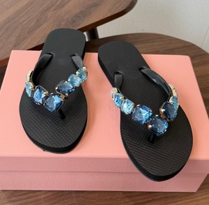 Tongs en forme de V bleu marine effet diamant - polyvalentes et antidérapantes pour les vacances à la plage et la marche sur le sable - Product Image 4