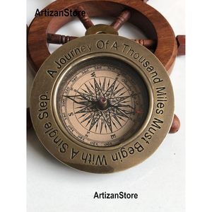 Brújula de Latón con Estuche de Cuero, Brújula de Bolsillo con Dial y Puntero para Senderismo, Navegación y Uso al Aire Libre - Product Image 3