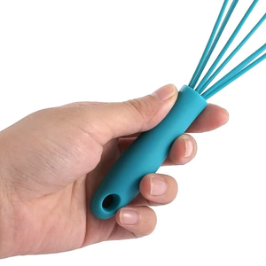 Batidora de Huevos de Silicona Portátil de 6 Pulgadas para Niños, Batidora Manual Multiusos para Crema y Repostería, Herramienta de Cocina - Product Image 4