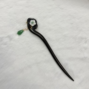 กิ๊บติดผมทรงผมเกล้าแบบจีน ขนาด 18 ซม. ทำจากไม้มะเกลือ ประดับพู่ ดอกไม้ และมุก ของขวัญวัฒนธรรมสำหรับผู้หญิง - Product Image 1