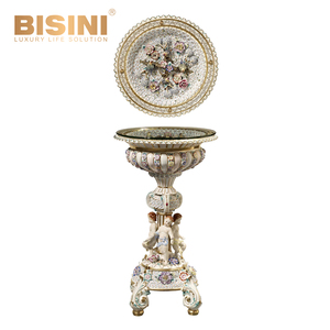Grazioso stile francese dipinto a mano cherubino e vaso di fiori colonnari in porcellana madre con supporto decorativo per fioriera a cilindro - Product Image 4