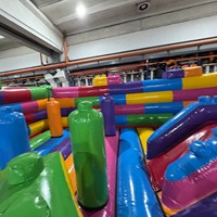 Lit de saut gonflable robuste en gros avec coutures renforcées et surface antidérapante pour la décoration intérieure et les zones de jeux pour enfants