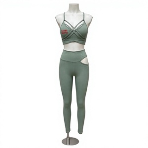 Ensemble de yoga sport vert côtelé sans couture, soutien-gorge de sport croisé et leggings taille haute découpés, logo avant, tenue de sport 2 pièces - Product Image 1