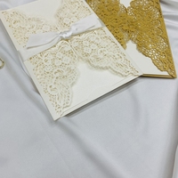 Cartes d'invitation de mariage en papier découpées au laser sur le thème de l'amour avec paillettes roses