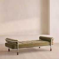 Chaise longue minimaliste en velours vert sauge avec cadre en métal chromé, capitonnée, avec deux coussins de soutien, pour salon
