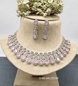 Collar llamativo de latón plateado a la moda con perlas de imitación, diseño de flor con circonita cúbica (CZ) de corte marquesa - Product Image 3