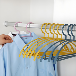 Appendiabiti in Plastica Personalizzati per Negozi di Abbigliamento - Ganci Antiscivolo e Senza Cuciture per Acquisti all'Ingrosso - Product Image 3