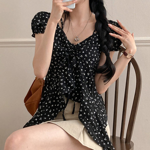 Z-1293 Blouse moulante à pois rouges avec ourlet asymétrique – T-shirt doux et confortable pour femme, idéal pour la vie étudiante et les trajets quotidiens - Product Image 4