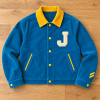 Veste en velours côtelé bleu sur mesure pour homme avec patch lettre en chenille, col contrastant jaune, boutons-pression, poches passepoilées, OEM ODM, faible MOQ