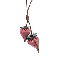 Origineel ontwerp, handgestikte 3D aardbeien fruitbedel; hanger en accessoire van koeienleer, unisex sleutelhanger, fris & zoet