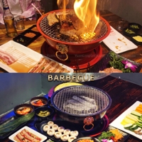 Barbecue coréen commercial au charbon de bois avec grille en maille pour la cuisson en extérieur