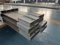 Tube rectangulaire en acier inoxydable et acier laminé à froid sur mesure avec estampage de précision et extrémités coupées pour supports et racks OEM