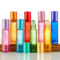 Bouteille à rouleau en verre d'huile essentielle givrée colorée de 10ml avec boule en acier inoxydable pour parfums d'huiles essentielles et baumes à lèvres