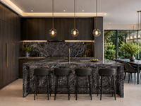 Dalles et carreaux en marbre Grigio Carnico gris poli avec veines blanches pour tables à manger, meubles-lavabos de salle de bain, murs décoratifs et comptoirs de bar