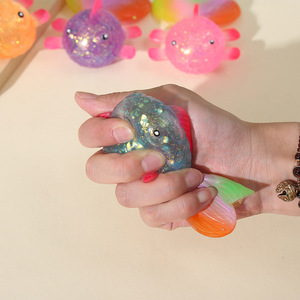 Giocattolo Squishy Antistress a Forma di Pesce Rosso con Polvere Dorata e Coda Colorata, un Giocattolo Originale e Unico - Product Image 4