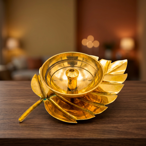 Lampe à huile en laiton en forme de feuille, design traditionnel pour les cérémonies religieuses, décoration Diwali Pooja - Product Image 3