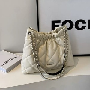 Sac à bandoulière en similicuir pour femme, motif losanges, avec chaîne, fermeture à cordon, noir, style minimaliste, toutes saisons - Product Image 2