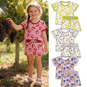 Completo Casual Estivo di Alta Qualità per Bambine, 2 Pezzi: Top a Maniche Corte Stampato e Pantaloncini con Coulisse, Set Loungewear per Bambini - Product Image 1