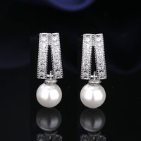 Ensemble de bijoux exquis en laiton plaqué argent avec zircon brillant, ensemble de deux pièces comprenant des boucles d'oreilles et un collier en perles exquises