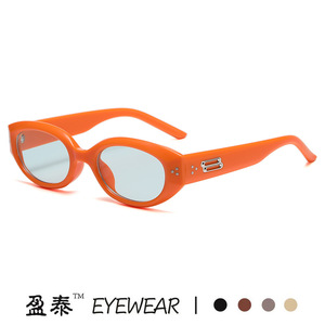 แว่นกันแดดทรงแคทอายแบบมีหมุดตกแต่ง รุ่น Mi Studded Irregular ป้องกันรังสียูวี 400 กรอบพลาสติกสีดำ แฟชั่นสตรีทสไตล์สำหรับผู้หญิง - Product Image 3
