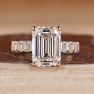 Bague de fiançailles de luxe en argent 925 avec pierres latérales en émeraude certifiée IGI et diamants de laboratoire VVS CVD créés en laboratoire - Product Image 1